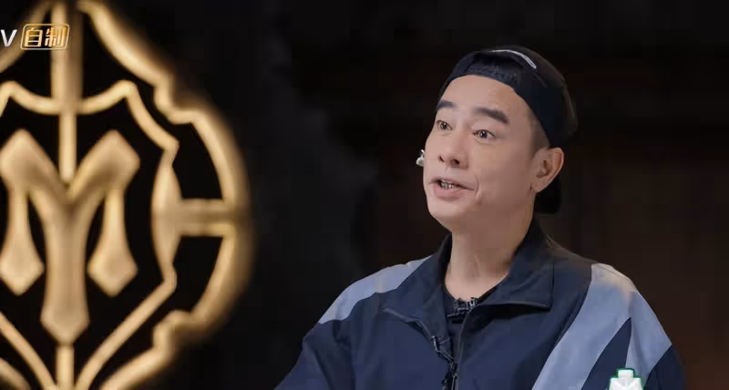 陳小春彌補了自己的過失，「美男」策略非常成功，張智霖垂下腰身，非常的低下