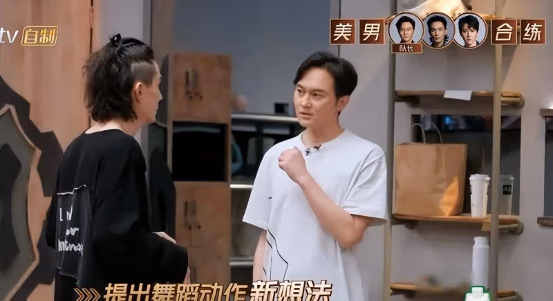 陳小春彌補了自己的過失，「美男」策略非常成功，張智霖垂下腰身，非常的低下