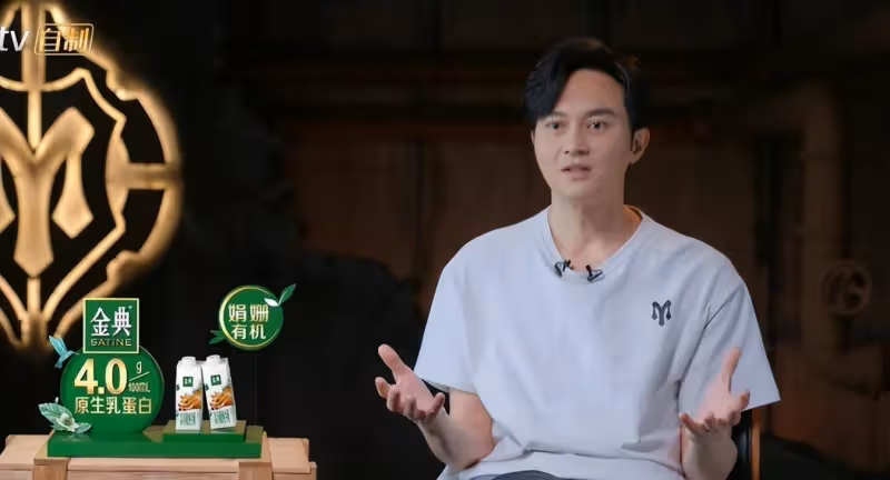 陳小春彌補了自己的過失，「美男」策略非常成功，張智霖垂下腰身，非常的低下