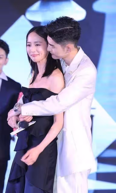 摸胸、摸大腿、摸屁股,這些娛樂圈的「咸豬手」太噁心了