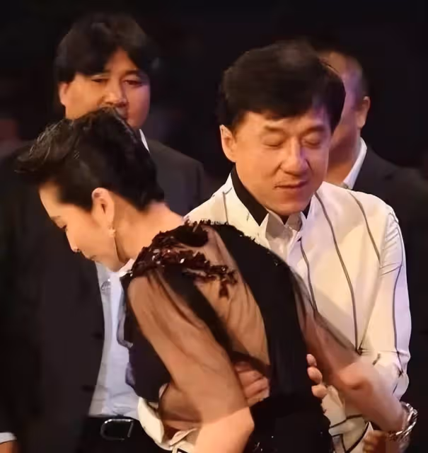 摸胸、摸大腿、摸屁股,這些娛樂圈的「咸豬手」太噁心了