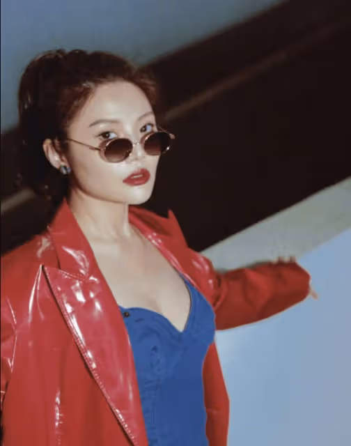徐冬冬秀身材:皮衣配黑絲 前凸後翹火辣無比
