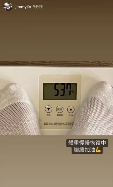 林志穎車禍後首現身 泳池中玩水胖了不少