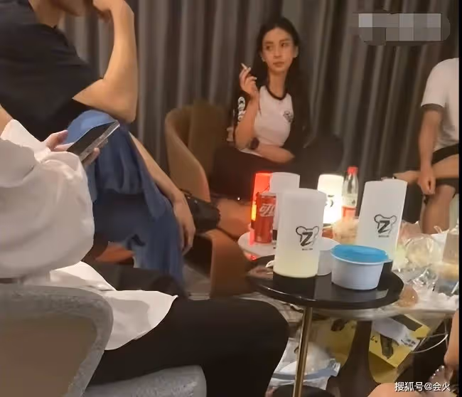 baby聚會抽菸被偷拍 吞雲吐霧姿勢熟悉