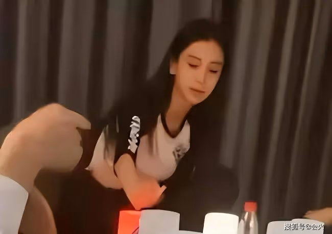 baby聚會抽菸被偷拍 吞雲吐霧姿勢熟悉