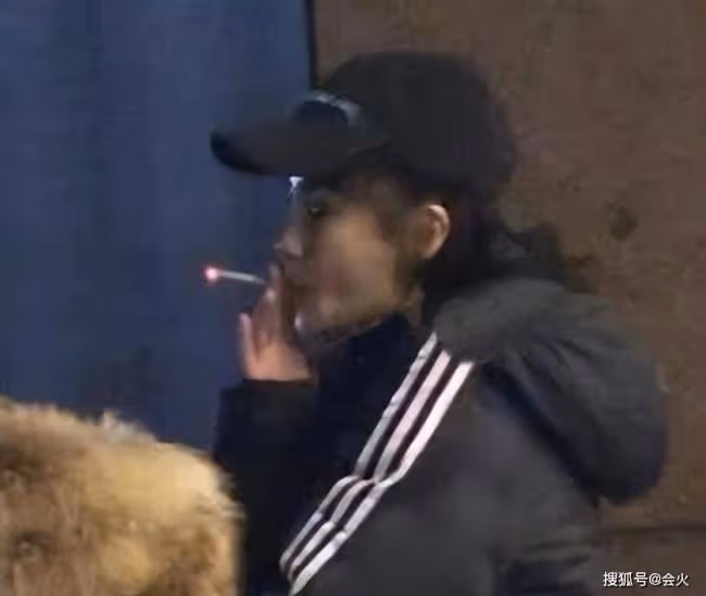 baby聚會抽菸被偷拍 吞雲吐霧姿勢熟悉