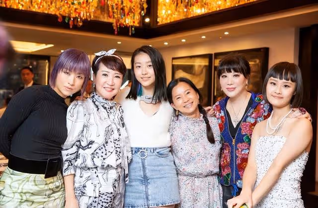 知名港星曬性感泳裝照!大秀光滑美背,嫁天王后被封「敗家醜妻」