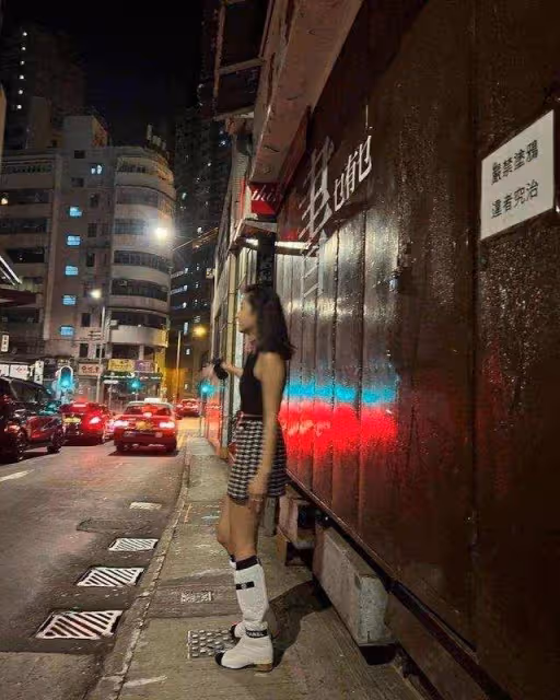 知名港星曬性感泳裝照!大秀光滑美背,嫁天王后被封「敗家醜妻」