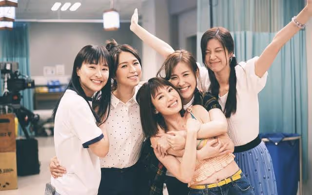 TVB又一新劇將播!陳瀅大露美背,朱晨麗被方力申熱吻到嘴唇變形