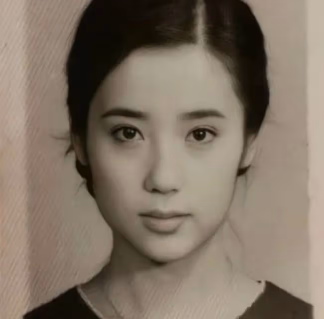 張彤穿背心秀傲人身材！43歲曲線完美，與章子怡並稱中戲八大金釵