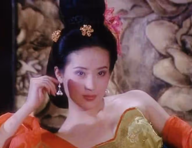 張彤穿背心秀傲人身材！43歲曲線完美，與章子怡並稱中戲八大金釵