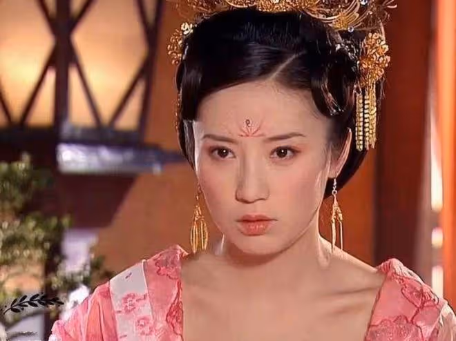 張彤穿背心秀傲人身材！43歲曲線完美，與章子怡並稱中戲八大金釵