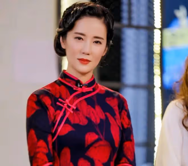 張彤穿背心秀傲人身材！43歲曲線完美，與章子怡並稱中戲八大金釵