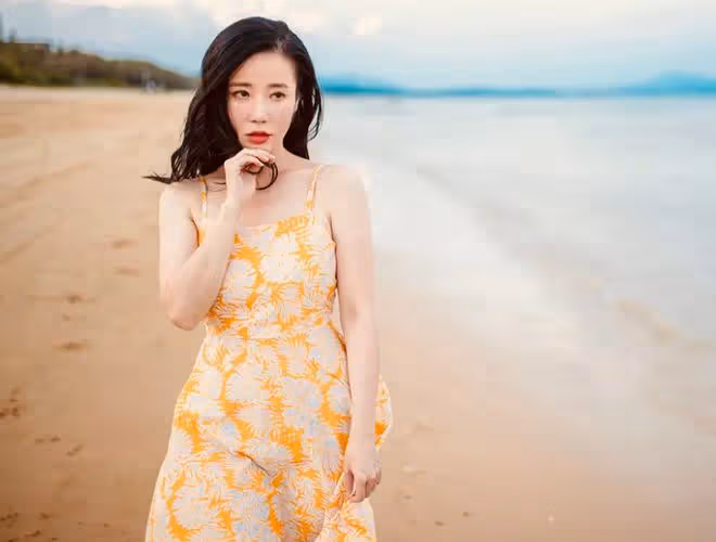 張彤穿背心秀傲人身材！43歲曲線完美，與章子怡並稱中戲八大金釵
