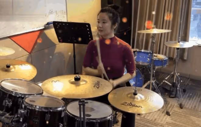 張彤穿背心秀傲人身材！43歲曲線完美，與章子怡並稱中戲八大金釵