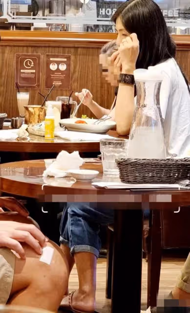 楊采妮定居新加坡，素顏穿拖鞋到餐廳吃飯被偶遇，48歲身材仍苗條