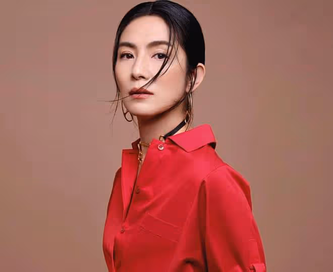 楊采妮定居新加坡，素顏穿拖鞋到餐廳吃飯被偶遇，48歲身材仍苗條