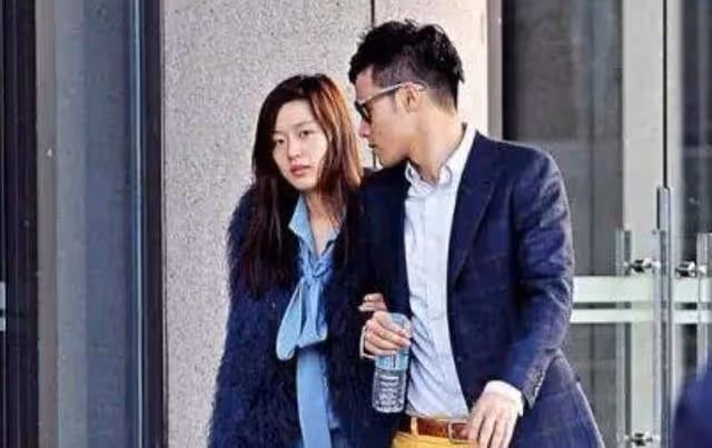 嫁青梅竹馬富二代,斥巨資買樓成包租婆,為何在事業巔峰期留學?