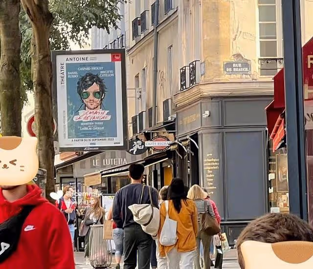 金宇彬和申敏兒在巴黎街頭喝咖啡，非常悠閒，和車恩尚終究是be了