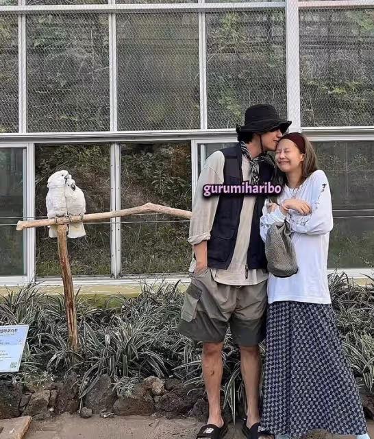 甜蜜親吻額頭jennie金泰亨濟州島合照被曝光