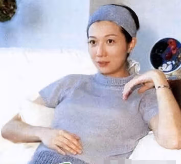 苦盡甘來,巔峰時期息影成龍提防她20年,一通電話讓成龍修改遺囑,主動上交財政大權