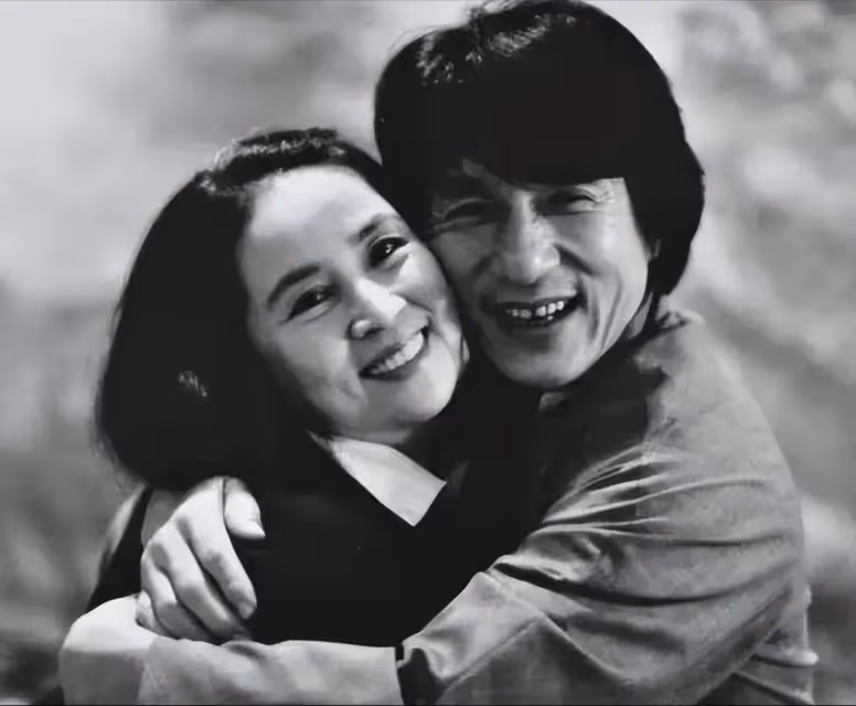 苦盡甘來,巔峰時期息影成龍提防她20年,一通電話讓成龍修改遺囑,主動上交財政大權