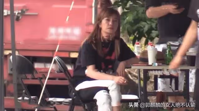 43歲趙薇片場素顏照曝光!「神情憔悴」星味全無「豪邁翹腳抽不停」網驚:小燕子回不去了