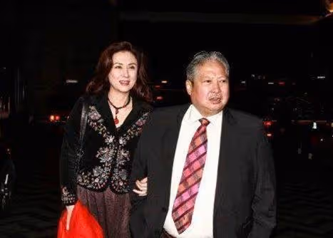 洪金寶老婆55歲好美!人稱「最美港姐」五官超深邃「一生未孕」卻為老公養4子被寵25年