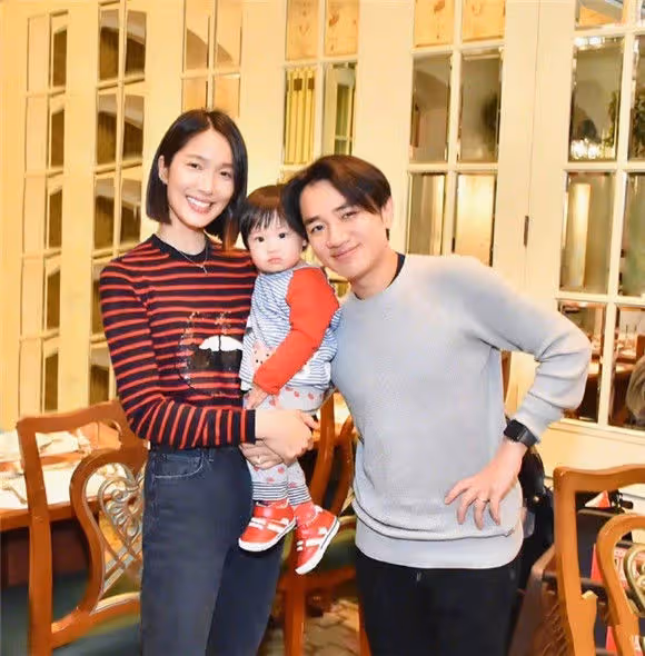 結婚5周年！王祖藍甜曬全家福「曾不被看好」靠時間證明　女兒「五官酷似媽媽」肉嘟嘟臉蛋超可愛
