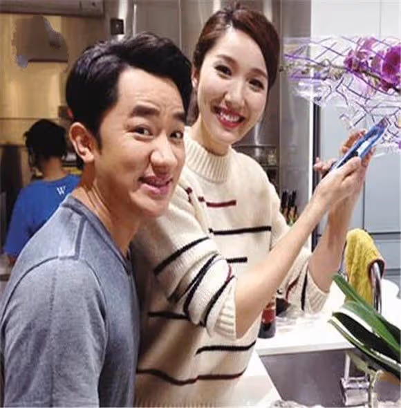 結婚5周年！王祖藍甜曬全家福「曾不被看好」靠時間證明　女兒「五官酷似媽媽」肉嘟嘟臉蛋超可愛
