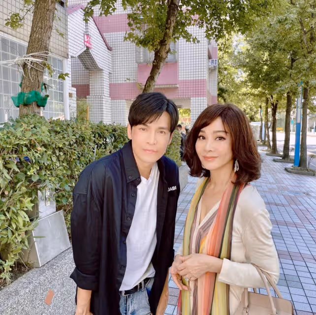 陳美鳳「快篩曬深V性感照」被酸:老了很多!高EQ正面回應「66歲真實身材現形」網驚:太不科學