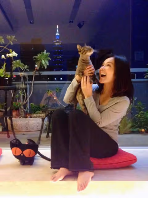 陳美鳳「快篩曬深V性感照」被酸:老了很多!高EQ正面回應「66歲真實身材現形」網驚:太不科學