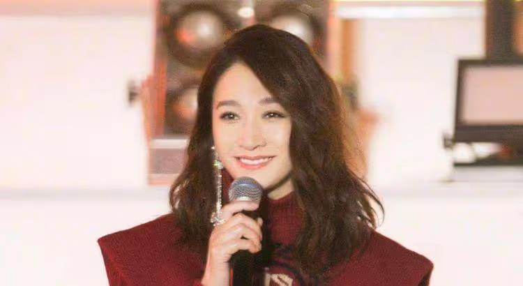 與導演奉子成婚，不幸流產遭拋棄，今卻嫁給相識16年的男閨蜜