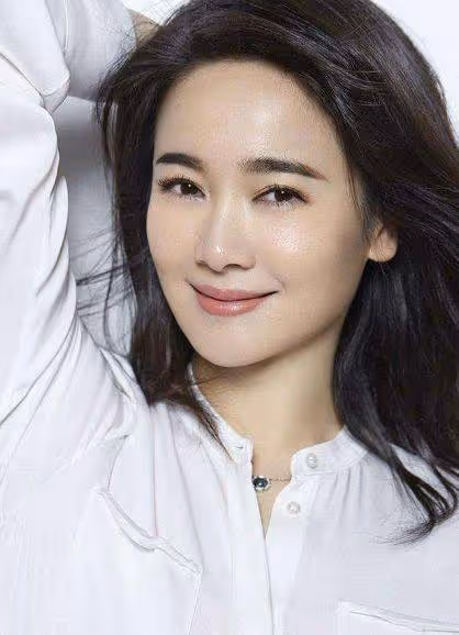 她曾是體操冠軍，被姜文看中後進入娛樂圈，因演戲和陳道明傳緋聞