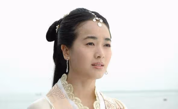 她曾是體操冠軍,被姜文看中後進入娛樂圈,因演戲和陳道明傳緋聞
