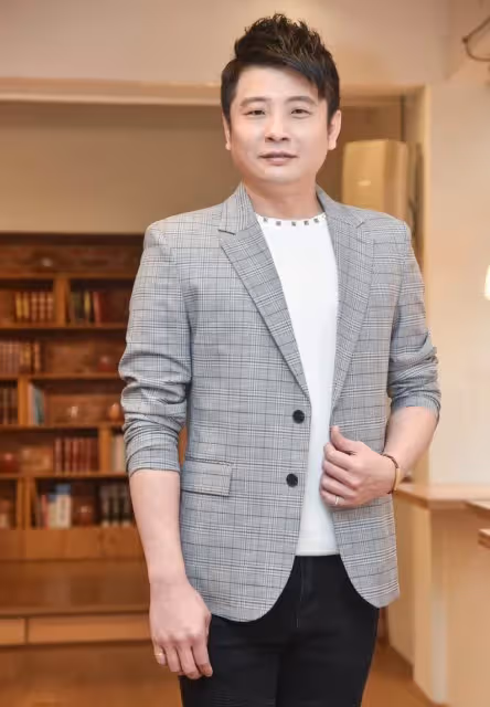 苦盡甘來！蔡佳麟出道前「當吊車工人」曝心酸過往，今苦盡甘來「成名不忘交往26年妻」薪水全上繳：上輩子欠她的。
