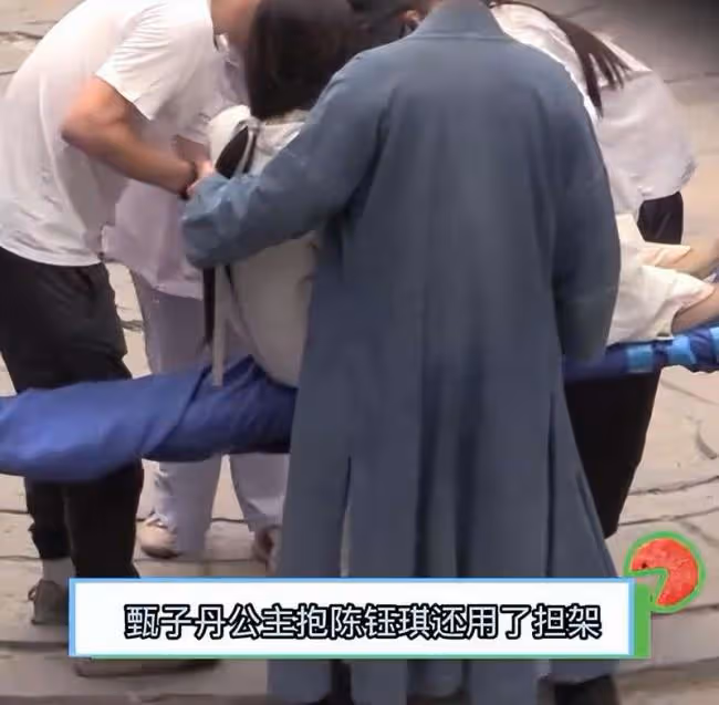 甄子丹拍戲抱不動80斤女生 需兩人用擔架抬起