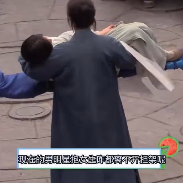 甄子丹拍戲抱不動80斤女生 需兩人用擔架抬起