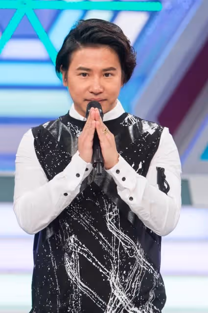 從小扛父債！43歲男星「高中徒步40分鐘上學」馬不停蹄賺錢　「花13年終還清」淚喊：想退休了