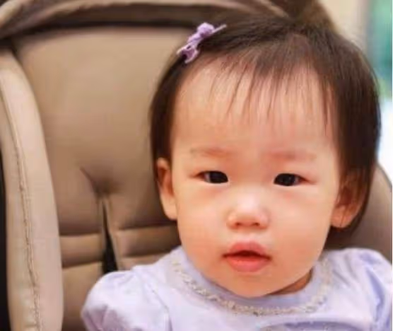 有種「逆襲式長大」叫伊能靜女兒!小時候圓臉顏值一般,短短幾年「雪白肌膚+精緻五官」驚艷眾人,網友:妥妥的公主范