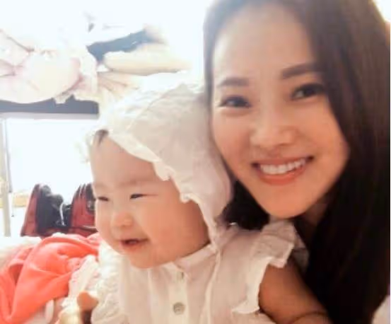 有種「逆襲式長大」叫伊能靜女兒!小時候圓臉顏值一般,短短幾年「雪白肌膚+精緻五官」驚艷眾人,網友:妥妥的公主范
