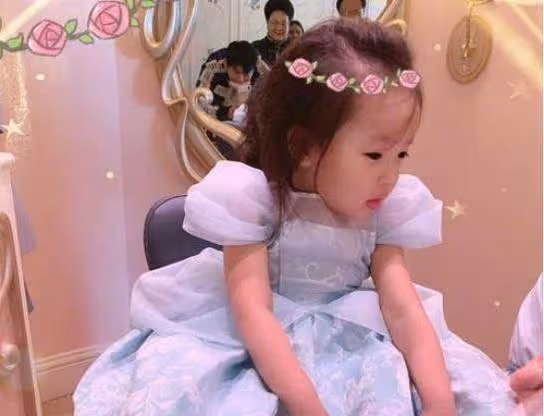 有種「逆襲式長大」叫伊能靜女兒!小時候圓臉顏值一般,短短幾年「雪白肌膚+精緻五官」驚艷眾人,網友:妥妥的公主范