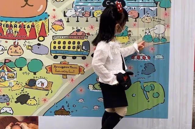 有種「逆襲式長大」叫伊能靜女兒!小時候圓臉顏值一般,短短幾年「雪白肌膚+精緻五官」驚艷眾人,網友:妥妥的公主范