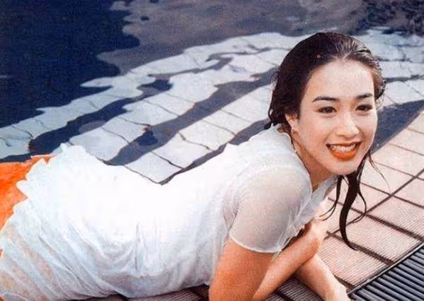 有種「星二代」叫做鐘麗緹女兒！考拉近照曝光顏值大變，「睫毛濃密+白皙皮膚」五官不輸當年鐘麗緹，網友：小小年紀就有美人基因