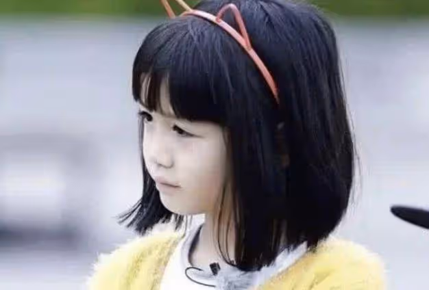 有種「星二代」叫做鐘麗緹女兒！考拉近照曝光顏值大變，「睫毛濃密+白皙皮膚」五官不輸當年鐘麗緹，網友：小小年紀就有美人基因