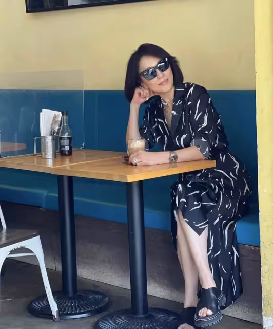 劉嘉玲悼念英女王惹爭議!不懼輿論外出覓食,素顏出鏡面容姣好,戴滿首飾吃整隻烤雞貴氣十足,網友:歲月不敗美人