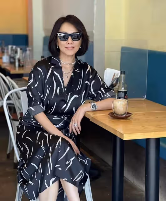 劉嘉玲悼念英女王惹爭議!不懼輿論外出覓食,素顏出鏡面容姣好,戴滿首飾吃整隻烤雞貴氣十足,網友:歲月不敗美人