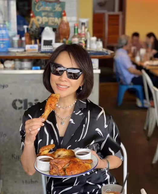 劉嘉玲悼念英女王惹爭議!不懼輿論外出覓食,素顏出鏡面容姣好,戴滿首飾吃整隻烤雞貴氣十足,網友:歲月不敗美人