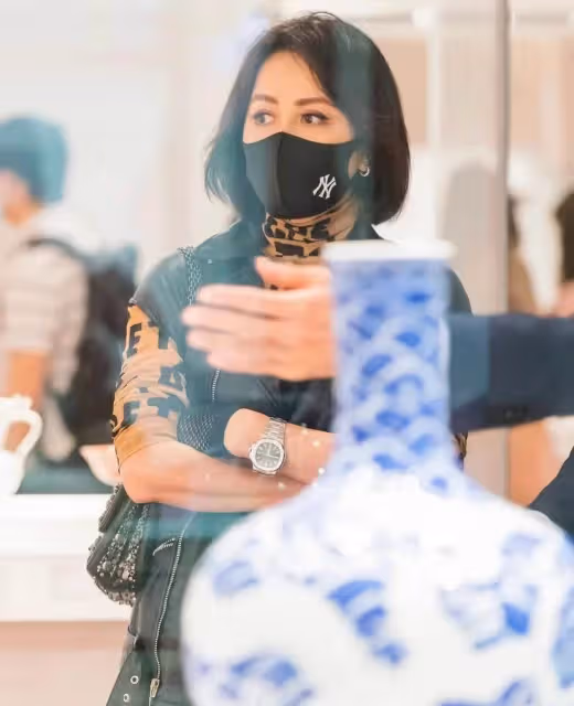 劉嘉玲悼念英女王惹爭議!不懼輿論外出覓食,素顏出鏡面容姣好,戴滿首飾吃整隻烤雞貴氣十足,網友:歲月不敗美人