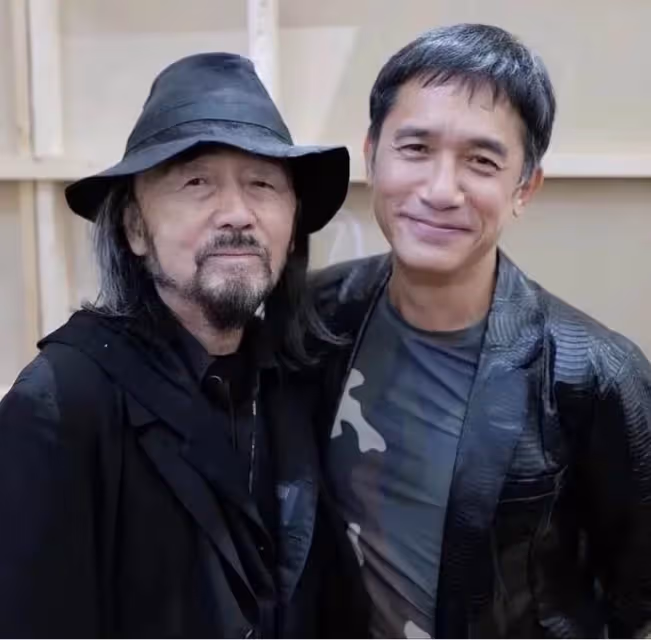 劉嘉玲悼念英女王惹爭議!不懼輿論外出覓食,素顏出鏡面容姣好,戴滿首飾吃整隻烤雞貴氣十足,網友:歲月不敗美人